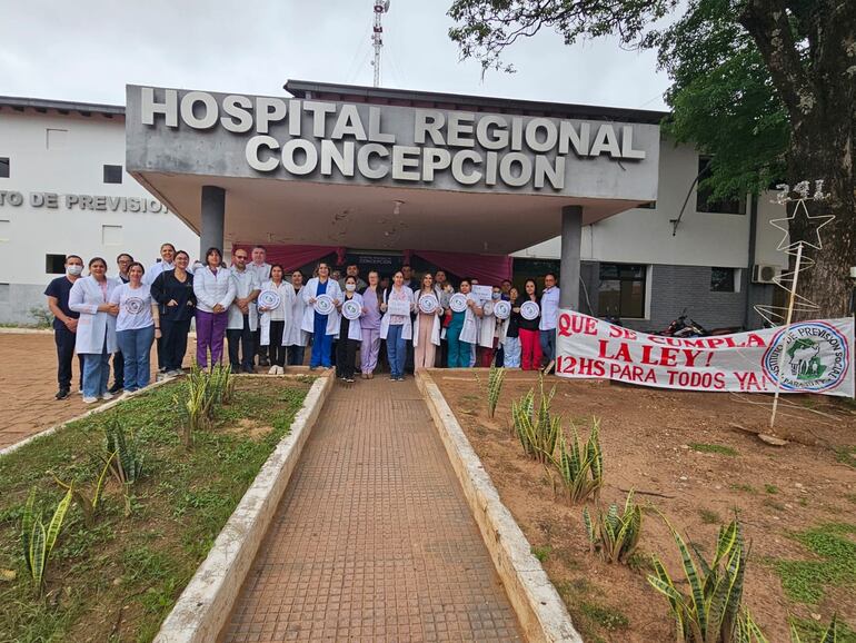 En Concepción, médicos del IPS se movilizaron exigiendo el cumplimiento de la ley de carga horaria. 