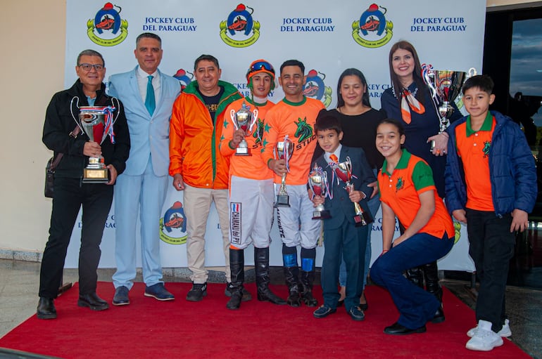 Marco Meza y Gustavo Calvente (jockey de la derecha), junto a la gente del stud 8 Años, conquistaron los premios Gran Derby Asunción, para machos y  hembras, respectivamente.