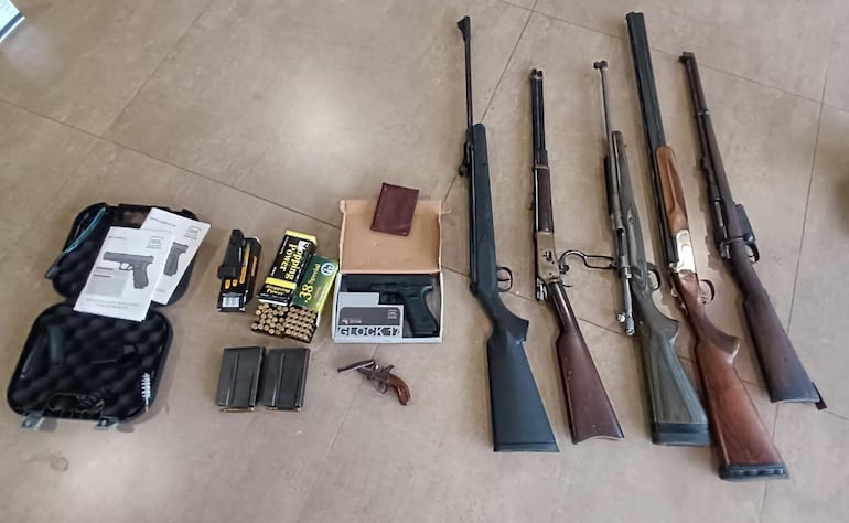 Durante los allanamientos, la Policía incautó un arsenal de armas de fuego, entre ellas fusiles de asalto.