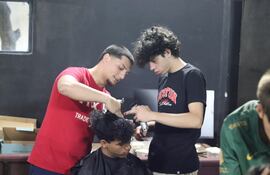 Enzo Solís, un joven que luchó contra las adicciones encontró en la barbería un oficio que le ayudó a encontrar su propósito. Ahora, ya recuperado, ayuda a otros jóvenes enseñando el oficio de barbería