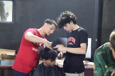 Enzo Solís, un joven que luchó contra las adicciones encontró en la barbería un oficio que le ayudó a encontrar su propósito. Ahora, ya recuperado, ayuda a otros jóvenes enseñando el oficio de barbería