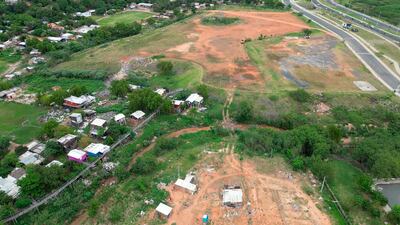 Vista aérea de las fracciones A1 y A2 de las tierras municipales en Costanera. Según el concejal Pablo Callizo, el refulado de la zona se hizo por menos ectáreas de las que se pagó.