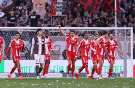 Leon Goretzka del Bayern de Múnich (C) celebra tras anotar el gol del 0-2 durante el partido de fútbol de la Bundesliga alemana entre el FC St. Pauli y el Bayern de Múnich en Hamburgo, Alemania.