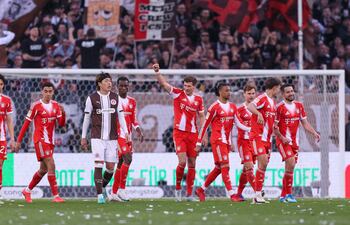 Leon Goretzka del Bayern de Múnich (C) celebra tras anotar el gol del 0-2 durante el partido de fútbol de la Bundesliga alemana entre el FC St. Pauli y el Bayern de Múnich en Hamburgo, Alemania.