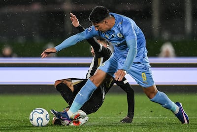 El delantero del Montevideo City Torque, Salomón Rodríguez intenta conservar la posesión del esférico ante la marca del zaguero de Atlético Mineiro Lyanco. (Foto: @Sudamericana)