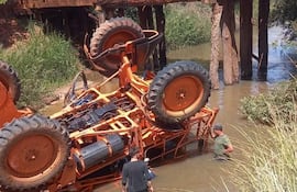 Así quedó el tractor fumigador tras caer en el cauce del Arroyo Guasu.