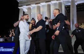 El presidente de la UFC, Dana White (centro) separa a Ilia Topuria (de blanco) y Justin Gaethje, protagonistas de la pelea central del domingo en la Casa Blanca.