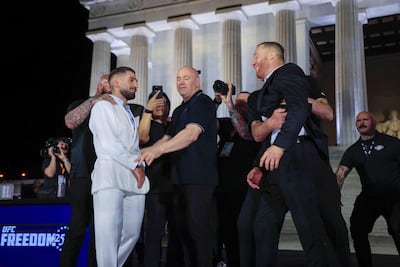 El presidente de la UFC, Dana White (centro) separa a Ilia Topuria (de blanco) y Justin Gaethje, protagonistas de la pelea central del domingo en la Casa Blanca.