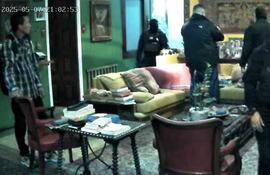 Fotografía tomada de la cuenta en X de Magallí Meda @MagalliMeda. La antichavista Magallí Meda, quien formó parte del grupo asilado por más de un año en la residencia de la Embajada argentina en Caracas, denunció un allanamiento de su vivienda ubicada en la capital venezolana, tras su reciente salida del país caribeño rumbo a Estados Unidos.