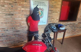 Detienen a un joven por intentar quemar una camioneta y simular el hurto de su motocicleta.