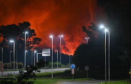 Fotografía donde se ve una nube humo tras una explosión este viernes, en una fábrica en el área industrial de Ezeiza, a unos 36 km de Buenos Aires (Argentina). EFE/ STR