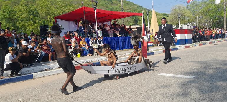 Los alumnos de la escuela Abundancia de los Ishir también participaron del desfile por los 231 años de Fuerte Olimpo.