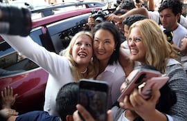 La candidata derechista a la Presidencia de Perú, Keiko Fujimori (c), posa junto a simpatizantes en Lima (Perú).