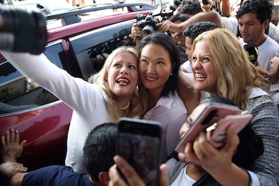 La candidata derechista a la Presidencia de Perú, Keiko Fujimori (c), posa junto a simpatizantes en Lima (Perú).