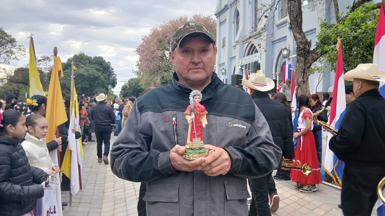 Lorenzo López llegó hasta la Catedral de San Lorenzo para celebrar su cumpleaños en honor a su santo patrono.