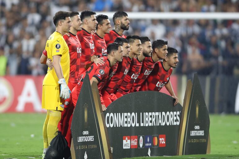 Los jugadores de Libertad posan en la previa del partido de la fase de grupos de la Copa Libertadores contra Alianza Lima en el estadio Alejandro Villanueva, en Lima, Perú