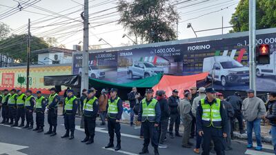 Agentes de la Policía custodiando la movilización de exobreros de Itaipú en inmediaciones de Mburuvicha Róga.