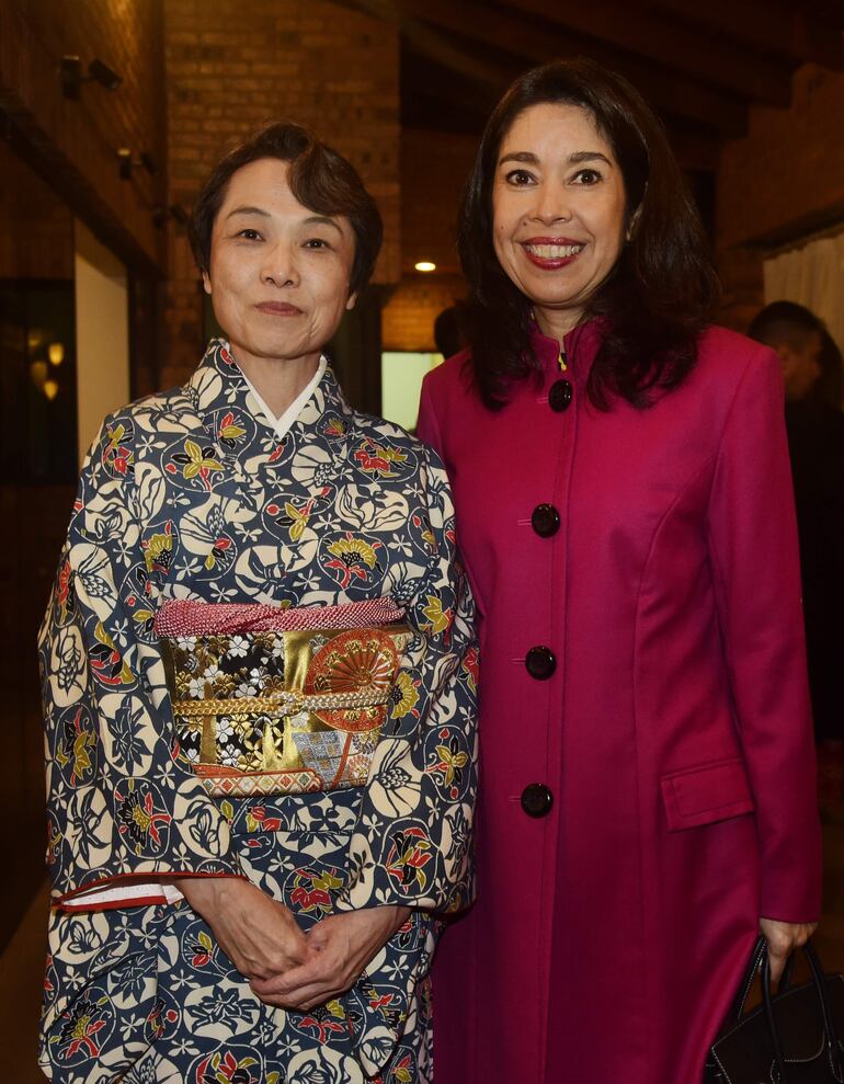 La embajadora de Japón Yoshie Nakatani y Fabiola Recalde.