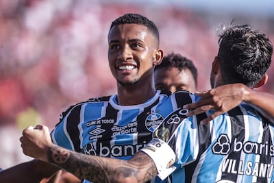 Mathías Villasanti (d), futbolista de Gremio de Porto Alegre, festeja un gol con André Henrique (i) en el partido contra Brasil de Pelotas por el Estadual Gaúcho 2024.