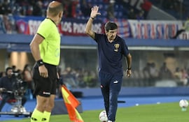 El entrenador de Cerro Porteño, Gustavo Costas, durante el encuentro ante Nacional, que completó la novena ronda del torneo Clausura 2026.