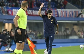 El entrenador de Cerro Porteño, Gustavo Costas, durante el encuentro ante Nacional, que completó la novena ronda del torneo Clausura 2026.