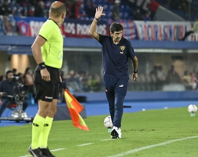 El argentino Gustavo Costas, entrenador de Cerro Porteño, durante un partido de la Primera División de Paraguay en el estadio La Nueva Olla, en Asunción, Paraguay.