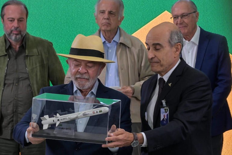 El presidente de Brasil, Luiz Inácio Lula da Silva (izq.), sostiene una maqueta de un misil de crucero táctico junto al director ejecutivo de la empresa brasileña de defensa y aeroespacial Avibras Aeroco, Sami Hassuani, durante una visita a la sede de Avibras Aeroco en Jacareí, a unos 90 km de São Paulo, Brasil