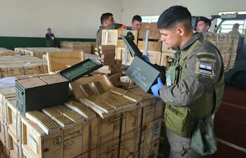 Efectivos de la Dirección General de Material Bélico durante la recepción de las municiones adquiridas de Estados Unidos.