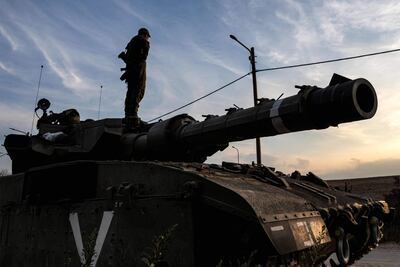 Un soldado israelí sobre un tanque, cerca de la frontera entre Israel y Líbano, este miércoles.