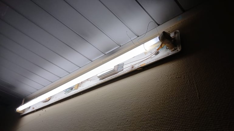 La falta mantenimiento eléctrico obliga a sujetar con alambre los focos.