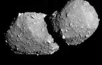 Esta imagen de archivo distribuida por la Agencia de Exploración Aeroespacial de Japón (JAXA) el 5 de julio de 2026 y publicada por Jiji Press el 6 de julio de 2026 muestra una vista del asteroide Torifune durante un sobrevuelo de la sonda espacial Hayabusa2.