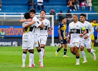 Eduardo Delmás, la joya franjeada, abraza a Rodney Redes tras su gol. Bryan Bentaberry, Richard Ortiz y Fernando Cardozo se acercan para congratular al 17.