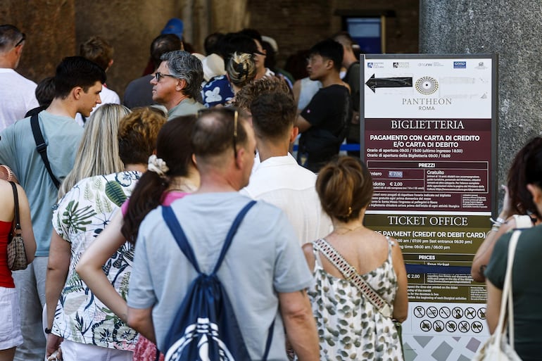 Turistas hacen fila en la taquilla para entrar al Panteón, en Roma, Italia, el 1 de julio de 2026. El aumento del precio de la entrada al Panteón para visitantes no residentes entra en vigor el 1 de julio.