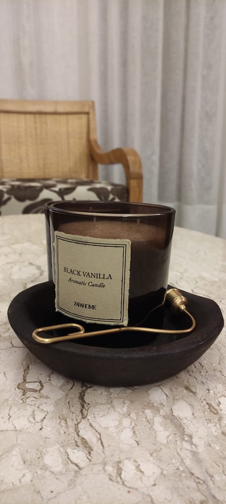 Las velas de vainilla negra, un detalle que acompañó la estadía de la cantante en Asunción.