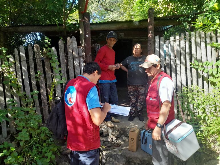 Los vacunadores llegan hasta las casas de las personas, para realizar la vacunaciòn.