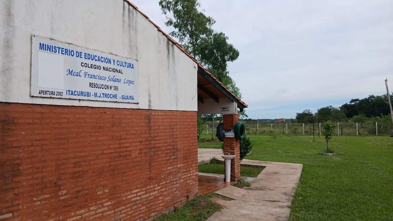 Edificio institucional del Colegio Nacional Mcal. Francisco Solano López rodeado de césped y árboles, tranquilo y despejado.