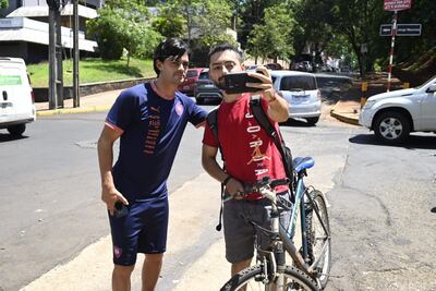 Los hinchas de Cerro Porteño se acercaron al hotel para ver a sus ídolos