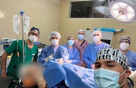 Los integrantes del equipo médico del hospital de Santaní que tuvo a su cargo la intervención quirúrgica se preparan para el inicio de la cirugía a la paciente de 84 años