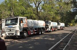 Camiones cisternas con agua proveída por la Secretaría de Emergencia Nacional a los barrios de San Bernardino.