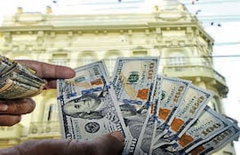 Varios comercios y locales comerciales restringen los billetes viejos de dólares, prefieren los nuevos ante disposiciones para las remesas físicas.