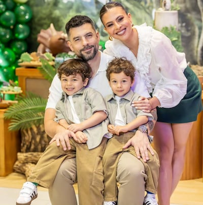 El cumpleañero Bruno con sus papis Andrea Quattrocchi y Darío López, y su hermanito.