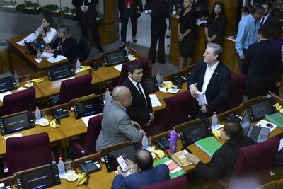 El presidente Basilio "Bachi" Núñez (ANR, HC) conversa con sus colegas José Oviedo (Yo Creo) y Rafael Filizzola (PDP), en la sala de sesiones del Senado.
