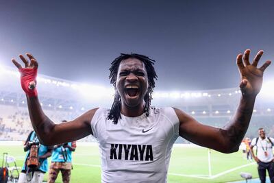 Agostino Cristovão Mabululu, que marcó un gol, celebra la victoria de Angola ante Namibia y el pase a los cuartos de final.