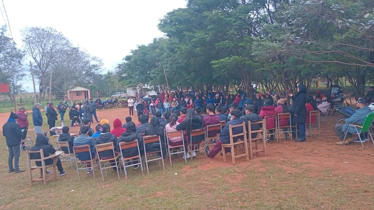La Escuela N° 3998 de la comunidad rural Tacuatí Poty y el Colegio Nacional Tacuatí Poty, instituciones que funcionan en un mismo predio, iniciaron desde el lunes la toma de la institución