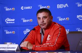 El técnico argentino del Club Toluca, Antonio Mohamed, habla este miércoles durante una rueda de prensa en la ciudad de Toluca en el Estado de México (México). Mohamed, entrenador del Toluca, se rindió ante el tricampeón América, su rival en la serie final del torneo Clausura 2025, al que describió como el equipo más importante del fútbol mexicano.