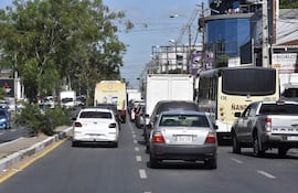 Largas filas de vehículos se observan diariamente y a lo largo de la jornada, a excepción de la noche, en la avenida Eusebio Ayala, a la altura de Asunción.
