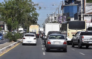 Largas filas de vehículos se observan diariamente y a lo largo de la jornada, a excepción de la noche, en la avenida Eusebio Ayala, a la altura de Asunción.