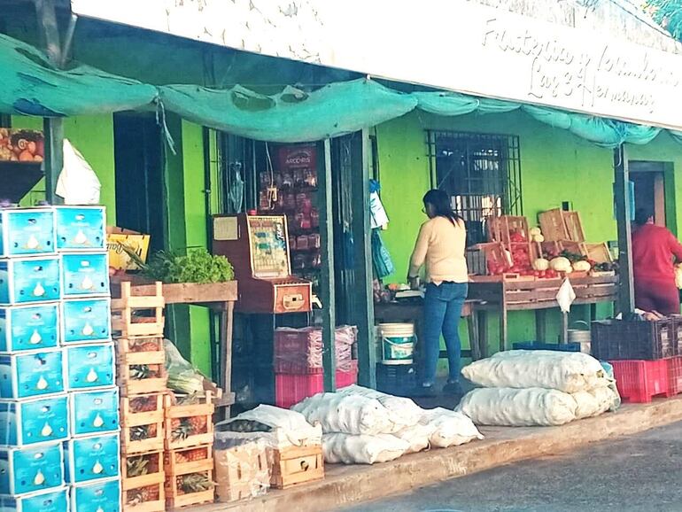 Las veredas del casco urbano son ocupadas por vendedores.
