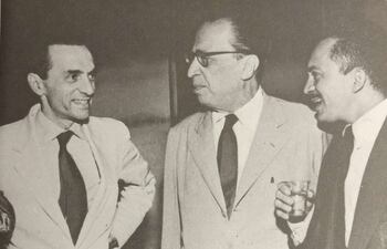Los poetas João Cabral de Melo Neto, Manuel Bandeira y Ledo Ivo.