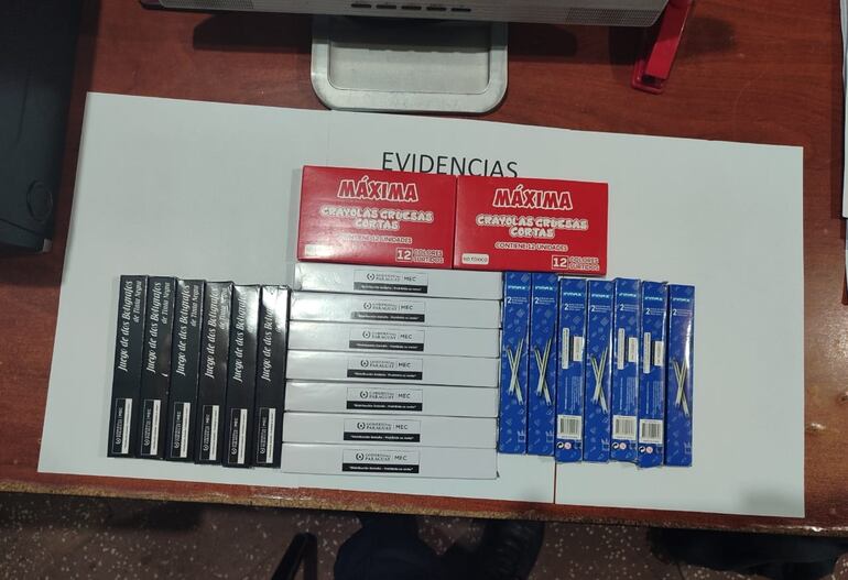 Detienen a un estibador por hurtar kits escolares cuando armaban los paquetes.